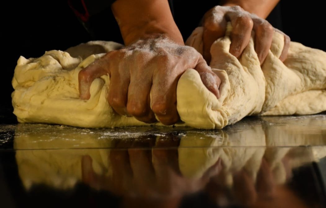 Chef profesional preparando platos