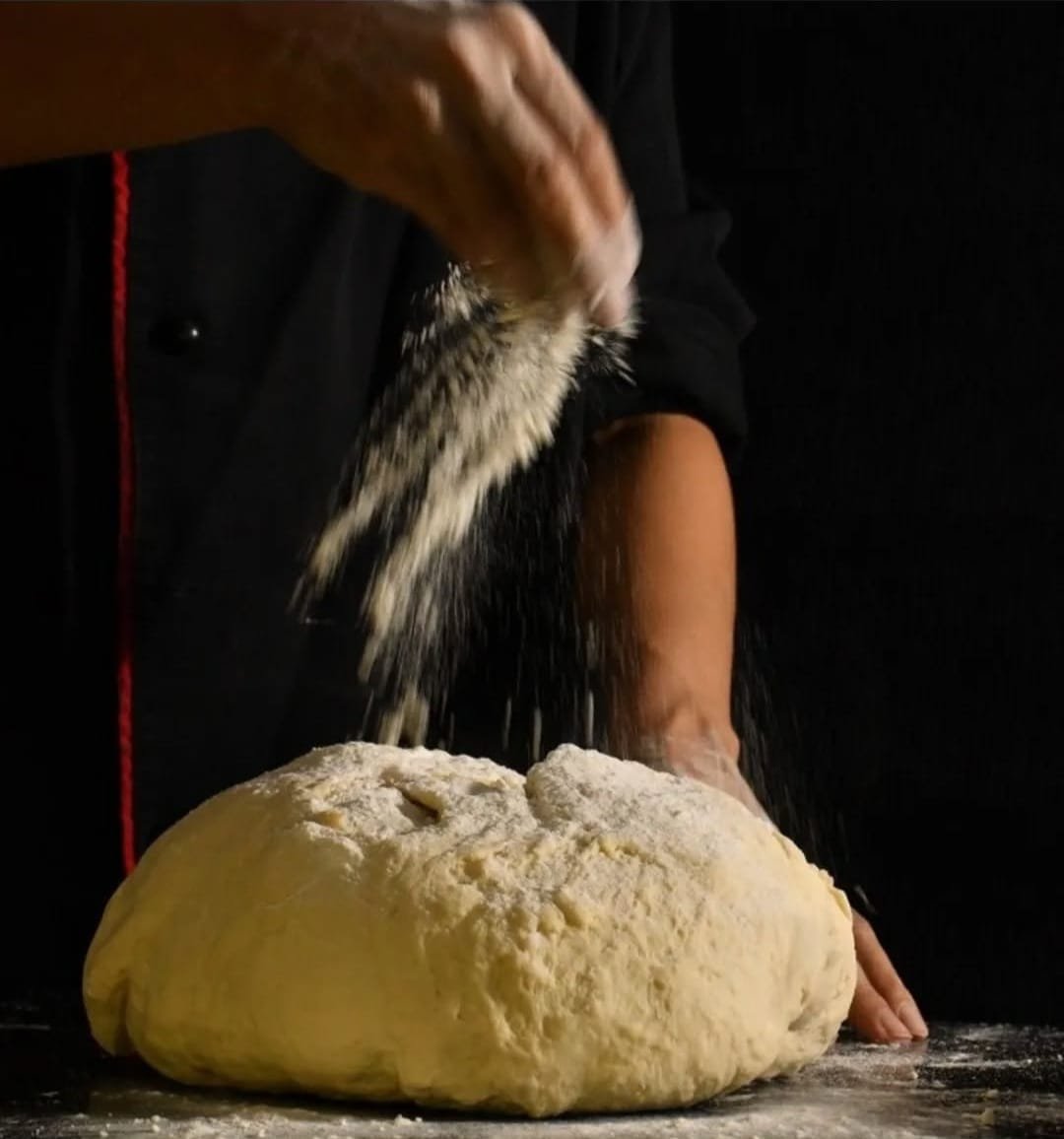 Chef profesional preparando comida para eventos